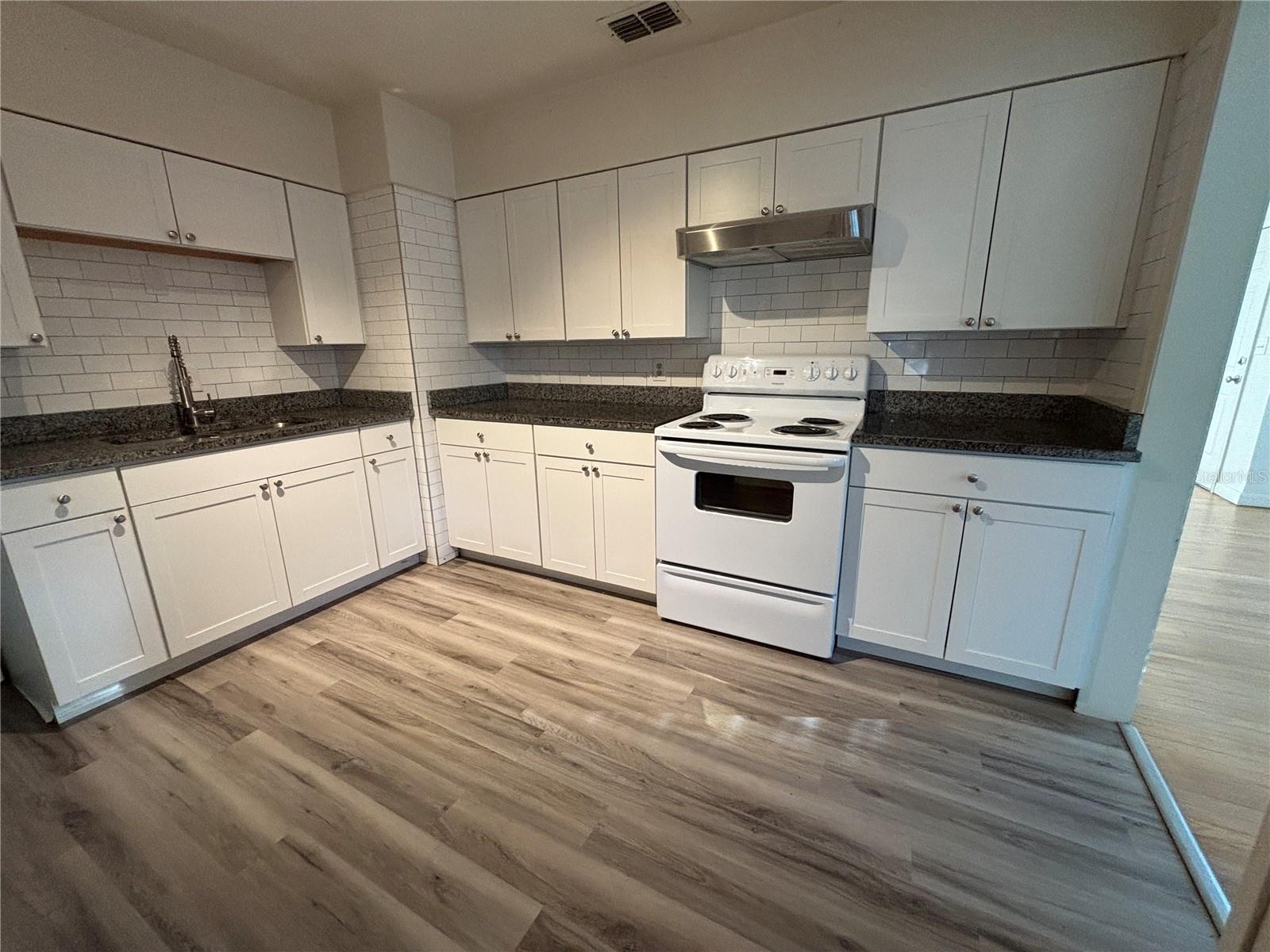 Image 7 of 31 For 1102 Sunset Point Road 6