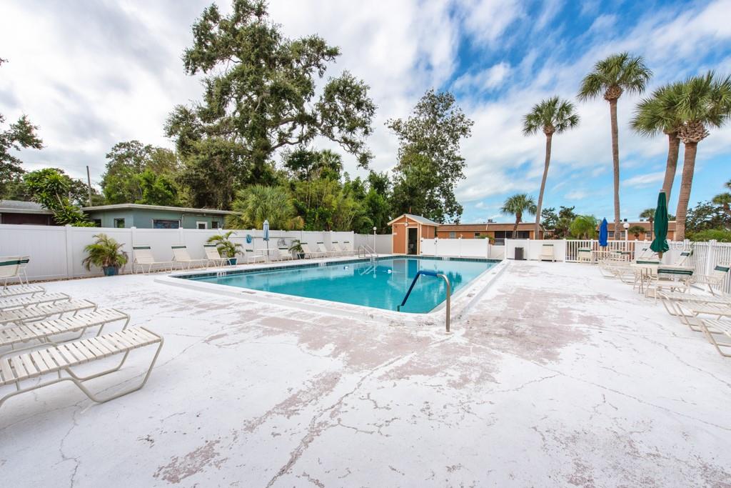 Image 33 of 49 For 12760 Indian Rocks Road 601