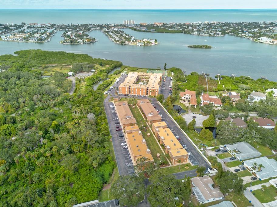 Image 41 of 49 For 12760 Indian Rocks Road 601