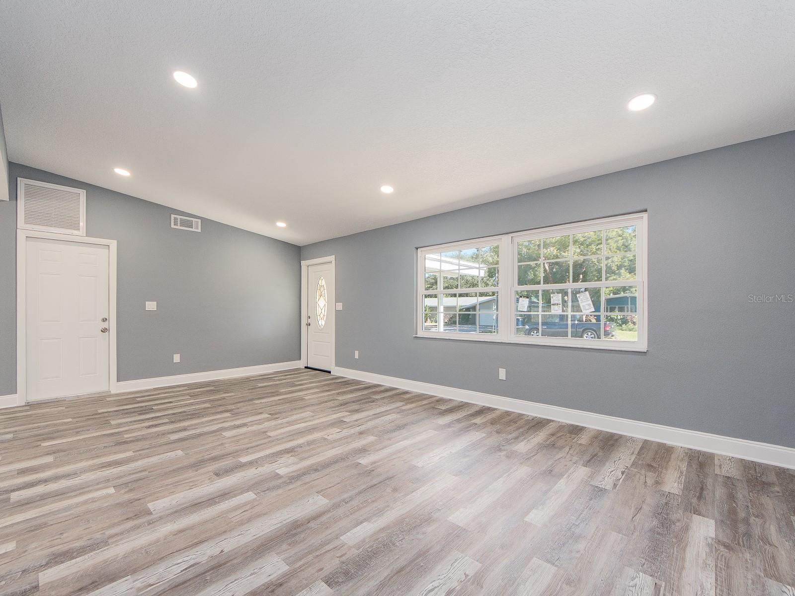 Image 4 of 29 For 1596 Evergreen Avenue