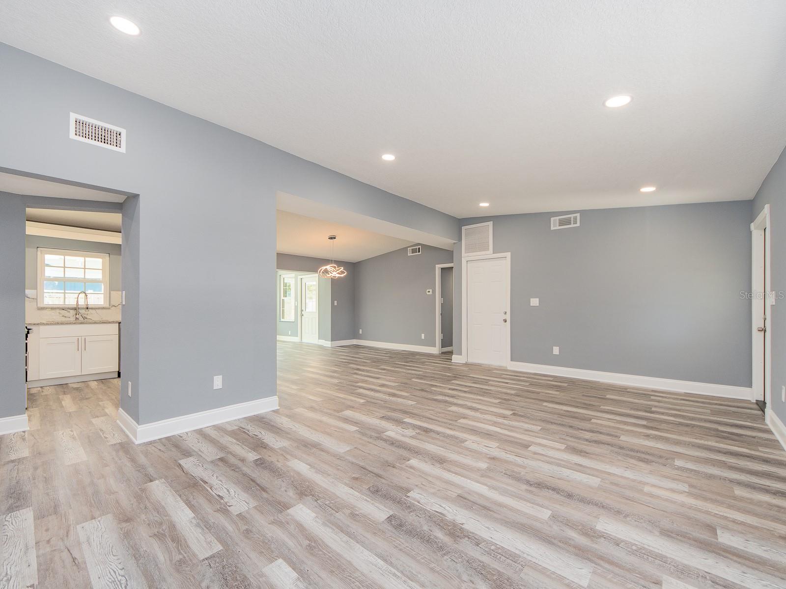 Image 5 of 29 For 1596 Evergreen Avenue