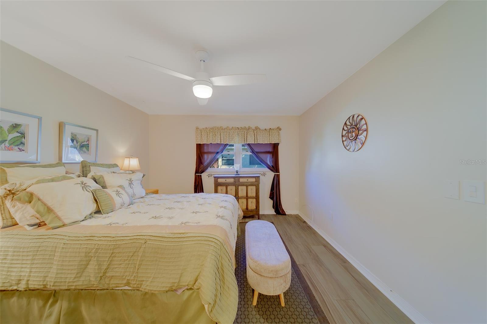 Image 17 of 53 For 13827 Mission Oaks Boulevard