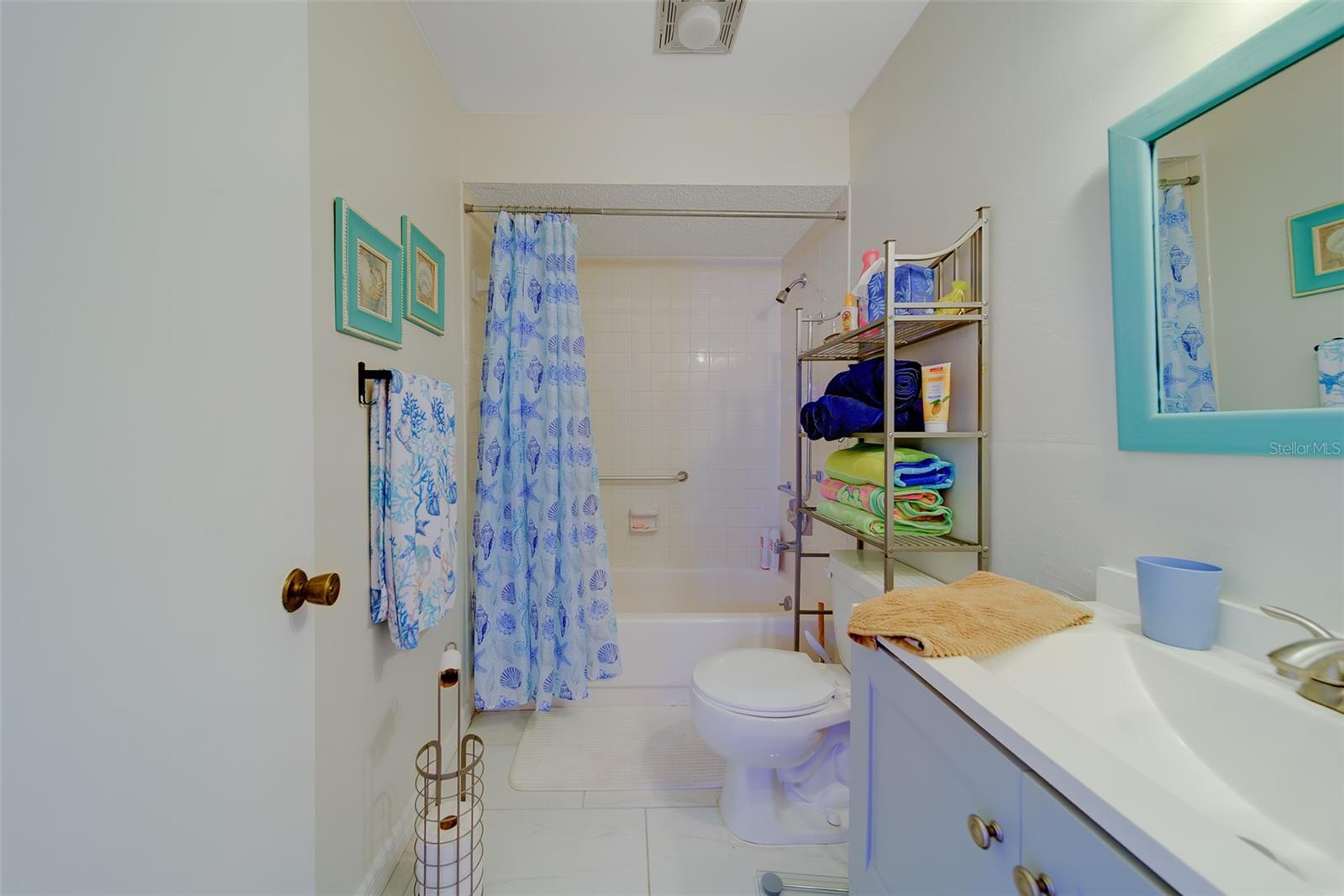 Image 25 of 53 For 13827 Mission Oaks Boulevard