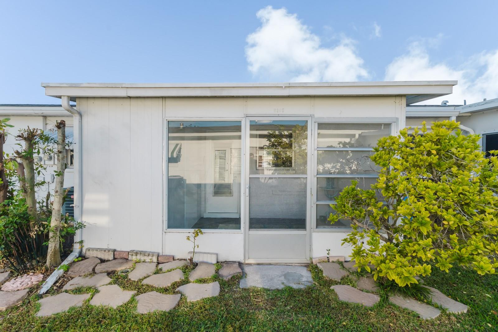 Image 35 of 54 For 9905 Dahlia Street N 27