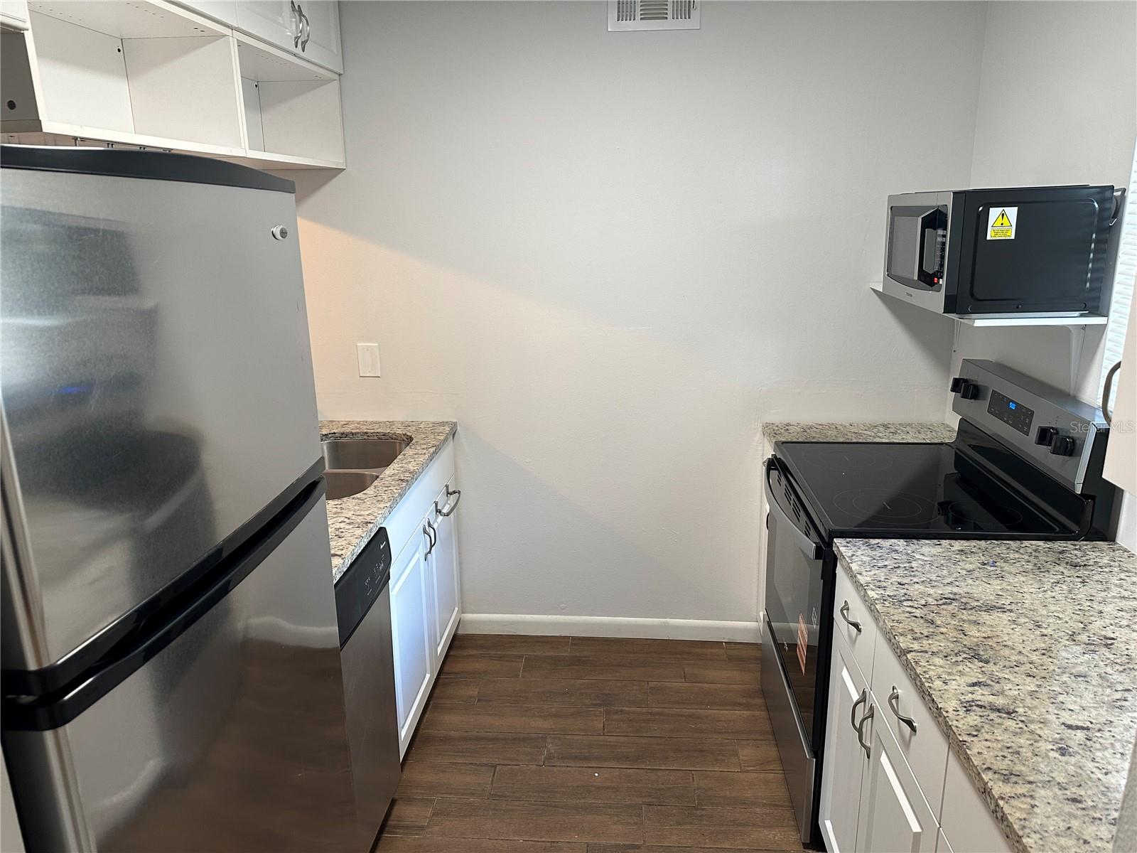 Image 3 of 17 For 10453 Carrollbrook Circle 122