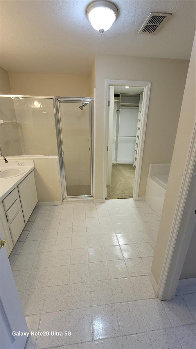 Image 10 of 21 For 11028 Versailles Boulevard