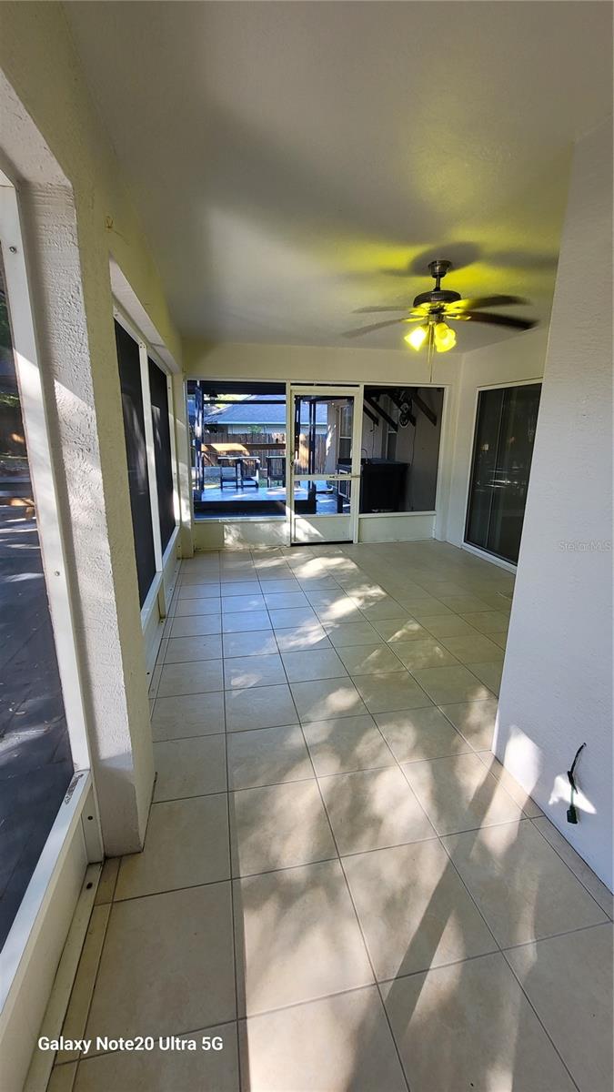 Image 17 of 21 For 11028 Versailles Boulevard