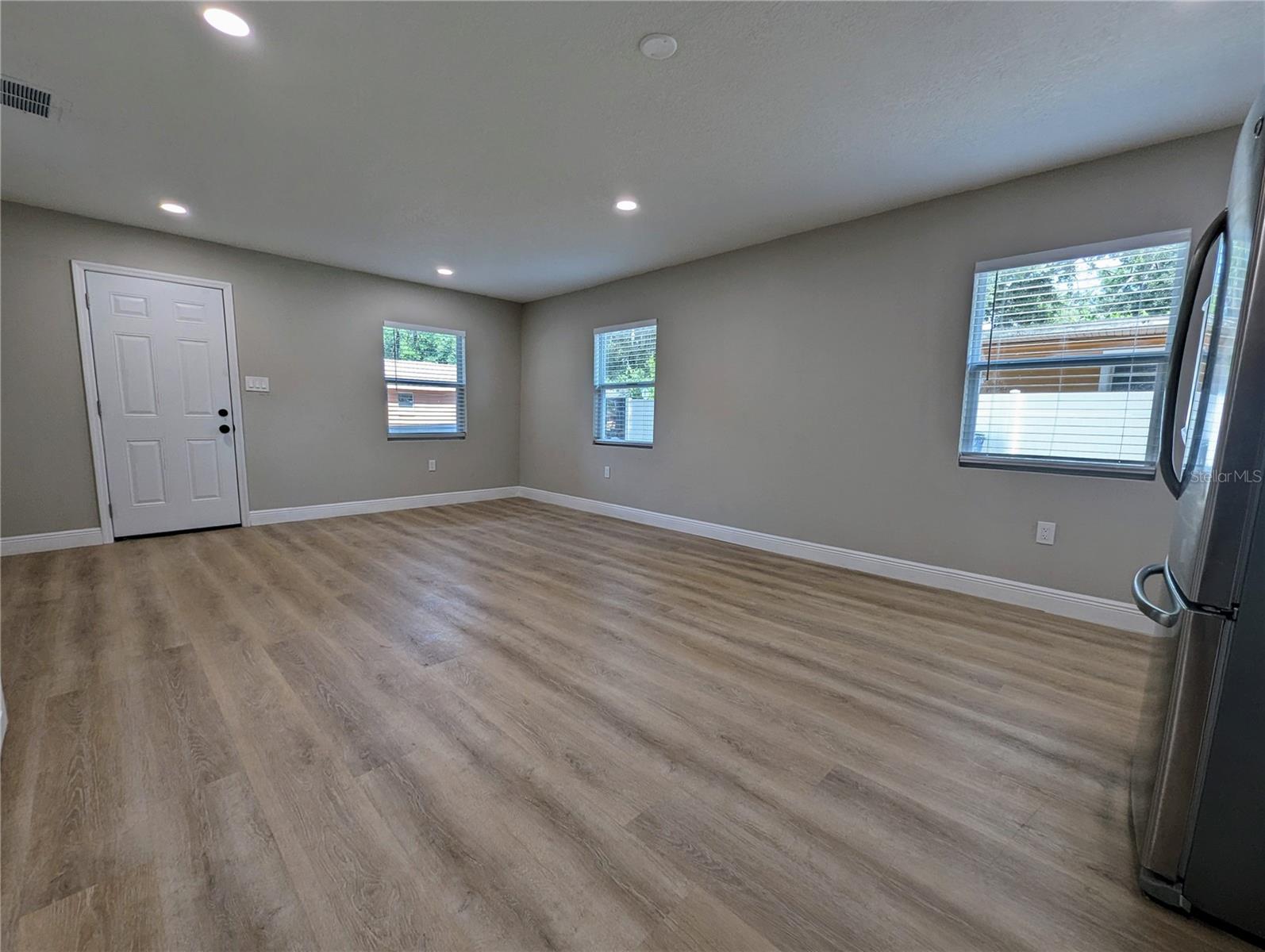 Listing photo id 7 for 8408 20th Street