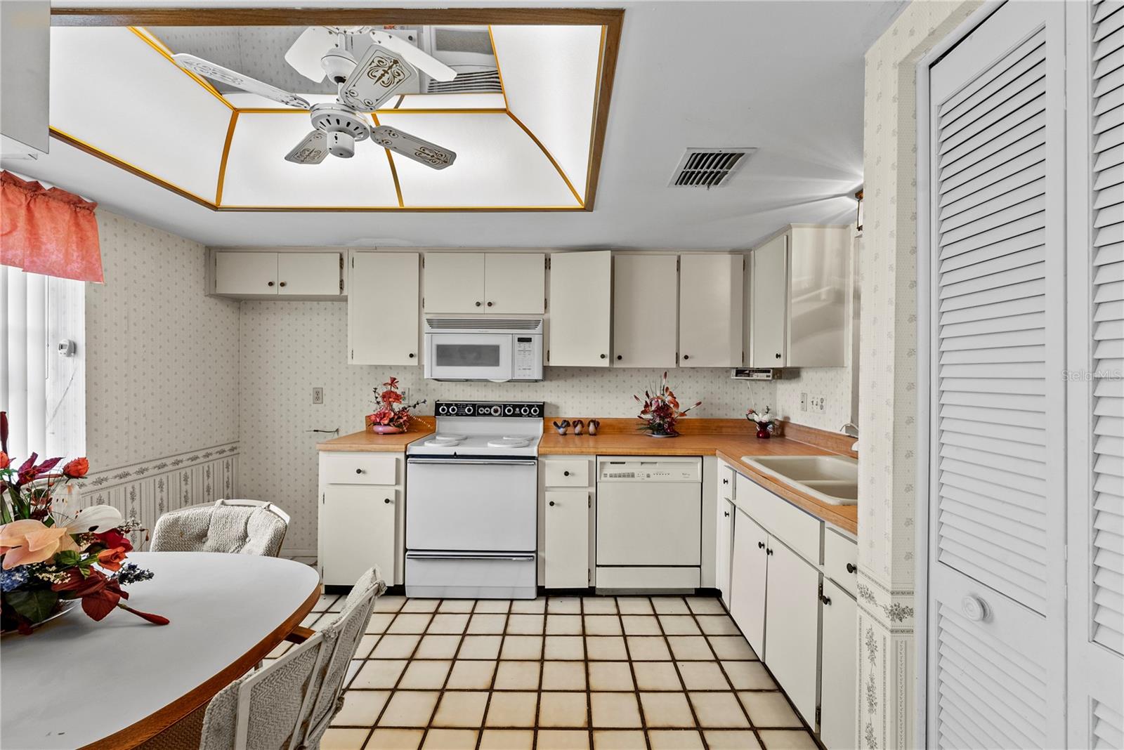 Image 18 of 100 For 3420 Stonehaven Court E D