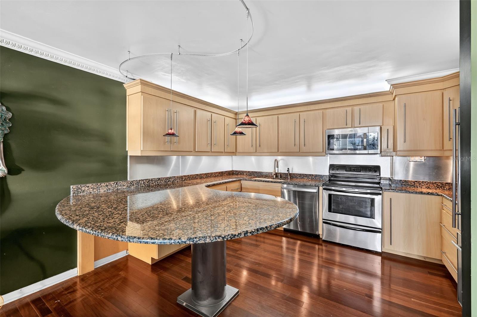 Image 5 of 34 For 800 Gulfview Boulevard 806