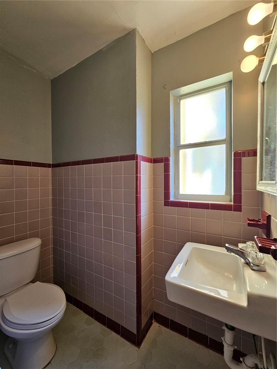 Image 8 of 11 For 1375 Drew Street 104