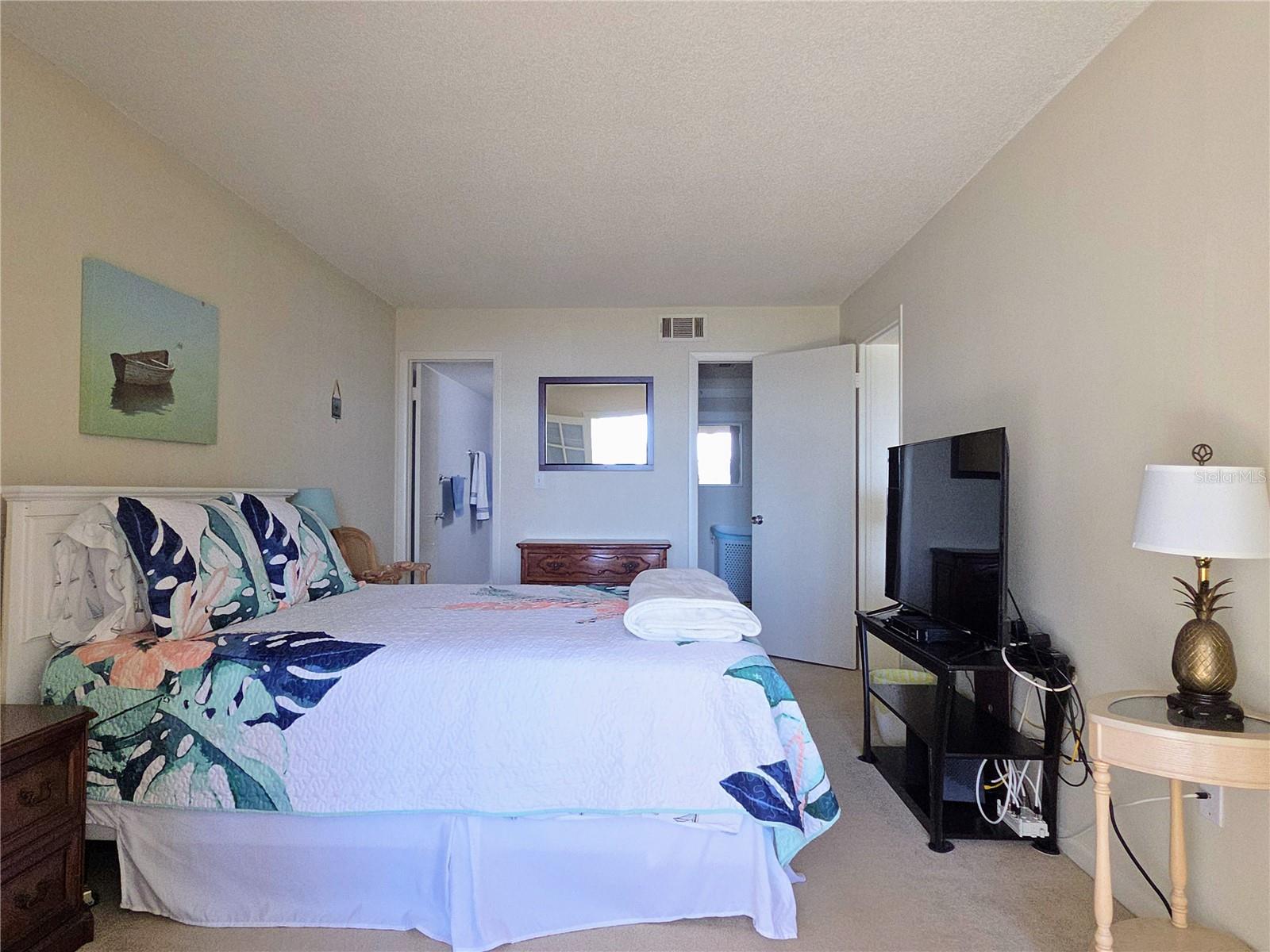 Image 13 of 29 For 4550 Cove Circle 404