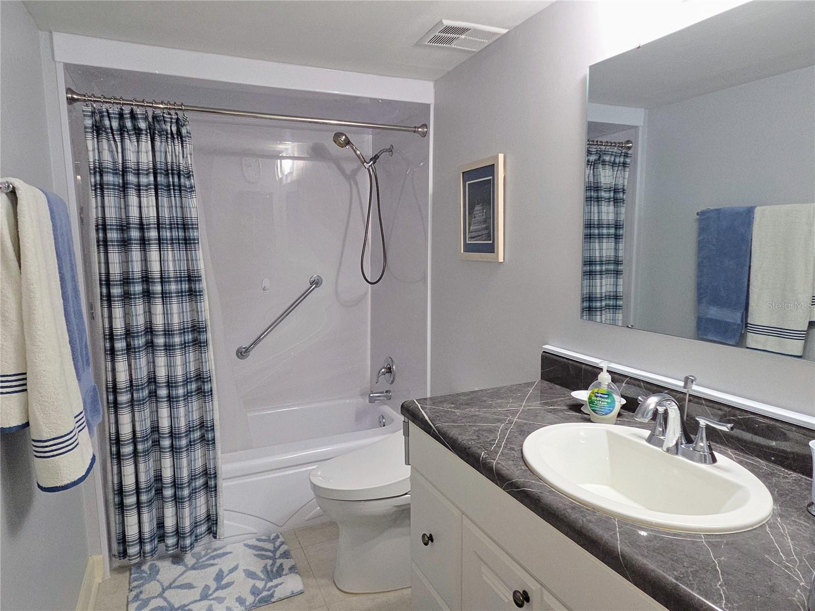 Image 17 of 29 For 4550 Cove Circle 404