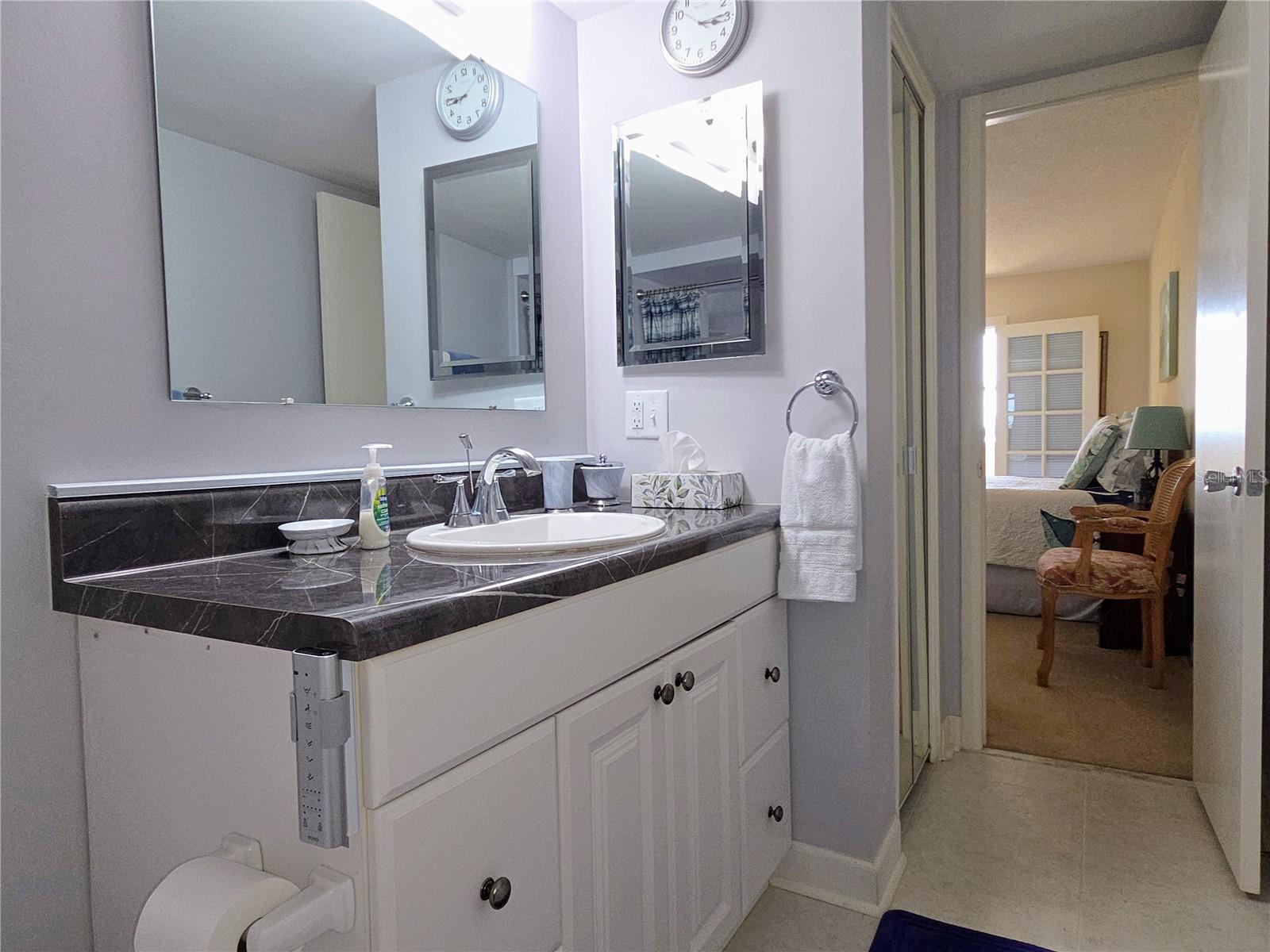 Image 18 of 29 For 4550 Cove Circle 404