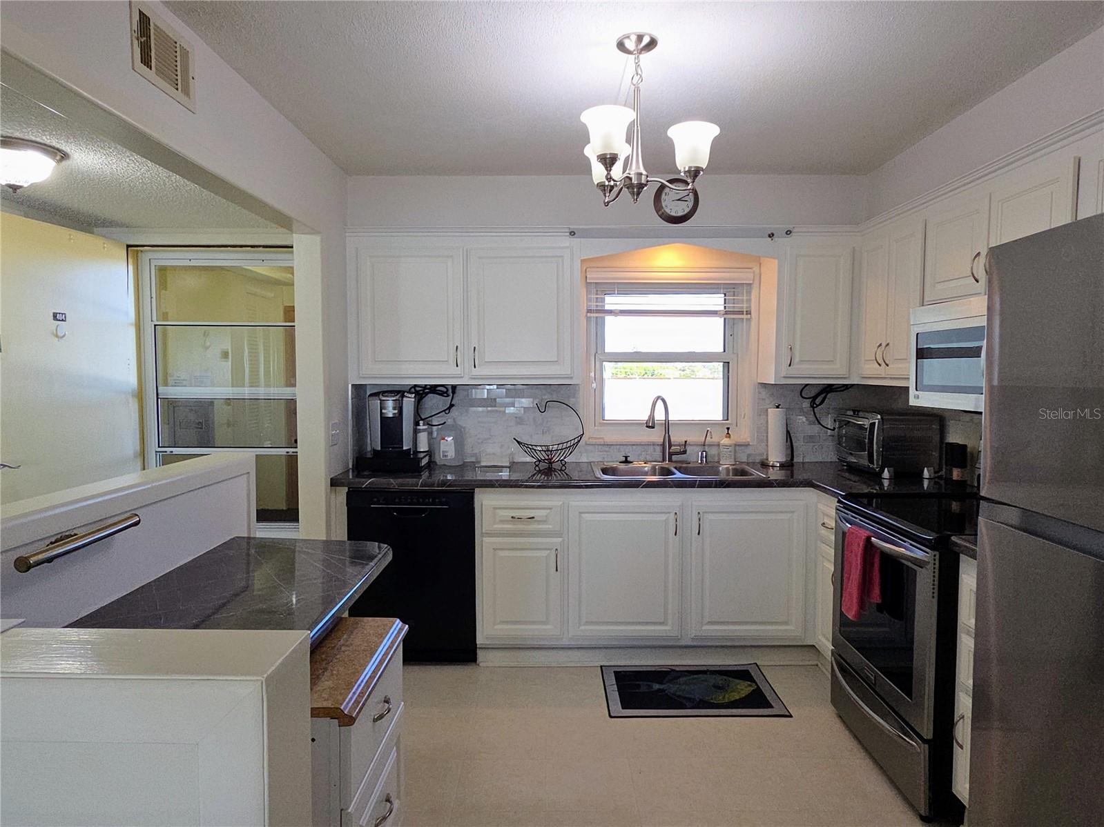 Image 8 of 29 For 4550 Cove Circle 404