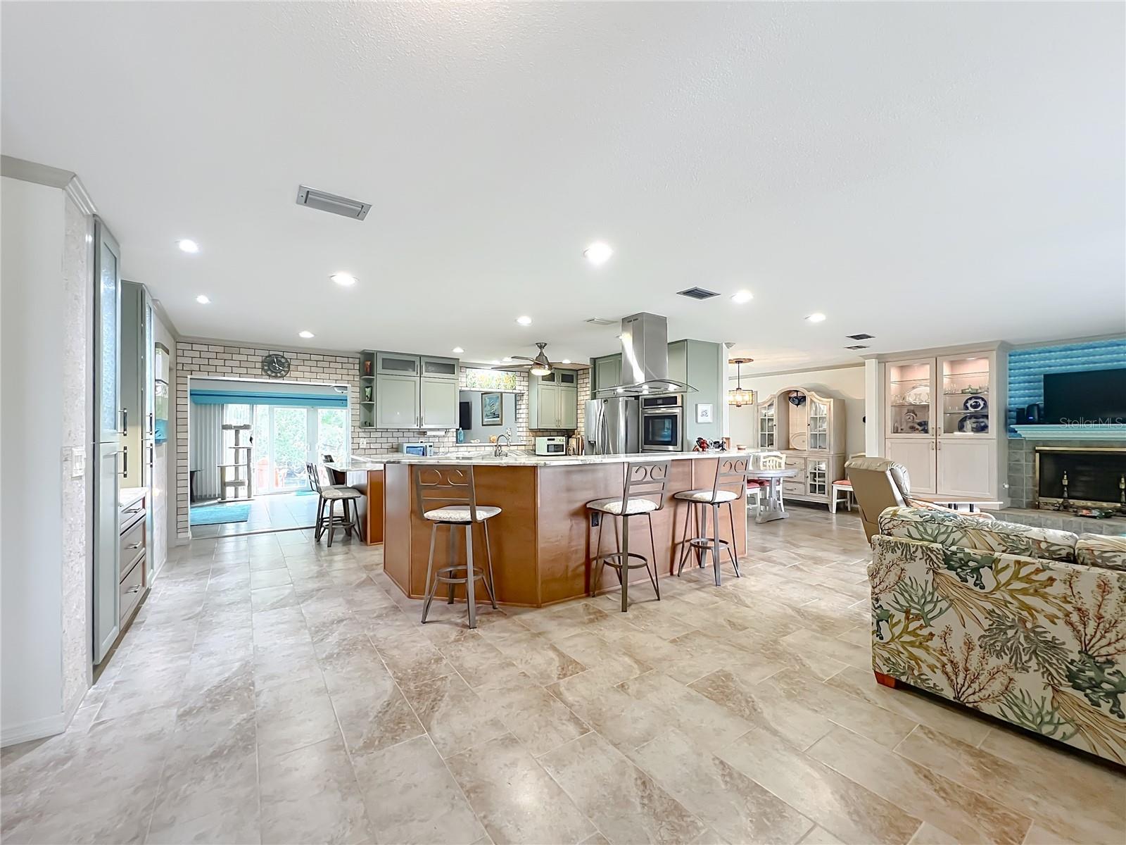 Listing photo id 12 for 2160 Watersedge Drive