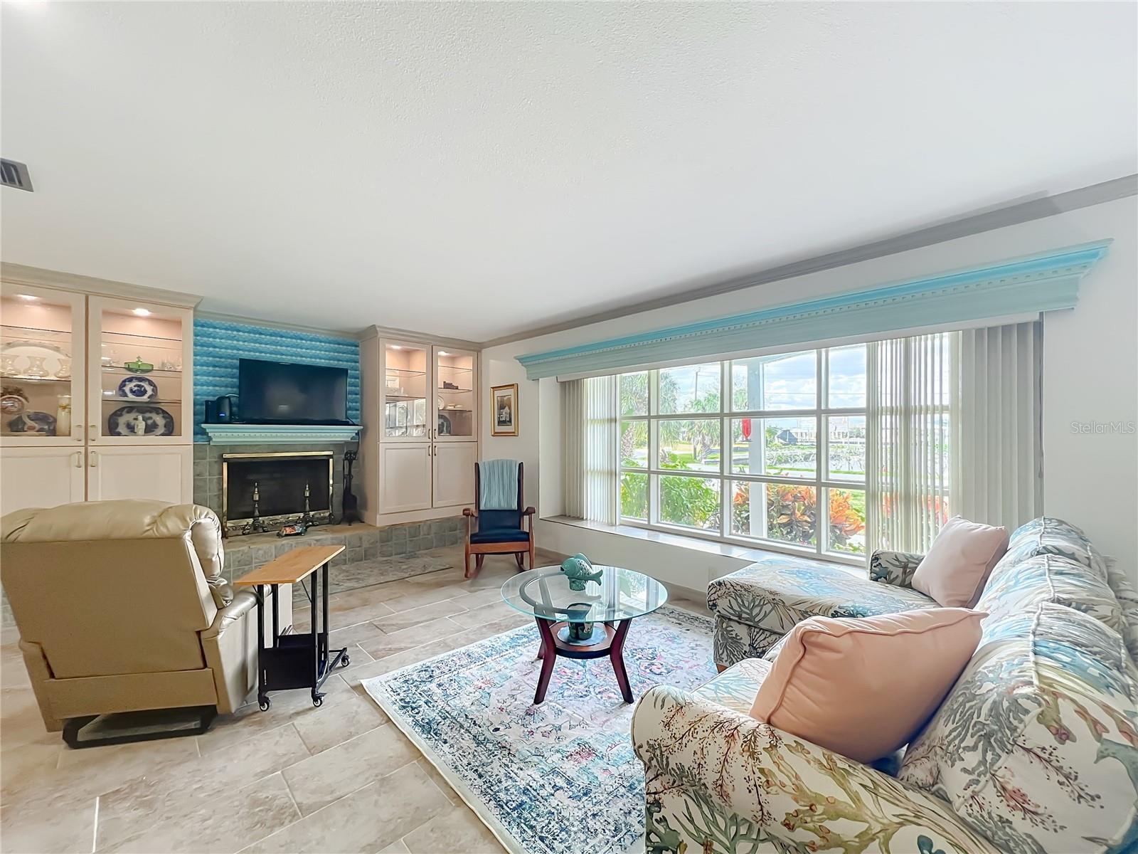 Listing photo id 13 for 2160 Watersedge Drive