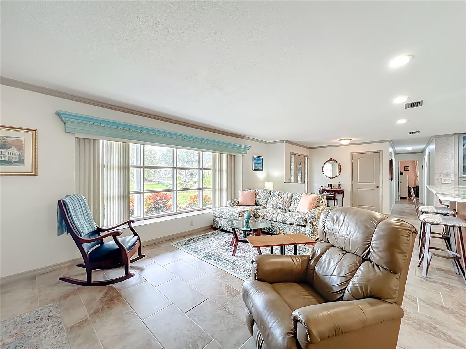 Listing photo id 15 for 2160 Watersedge Drive