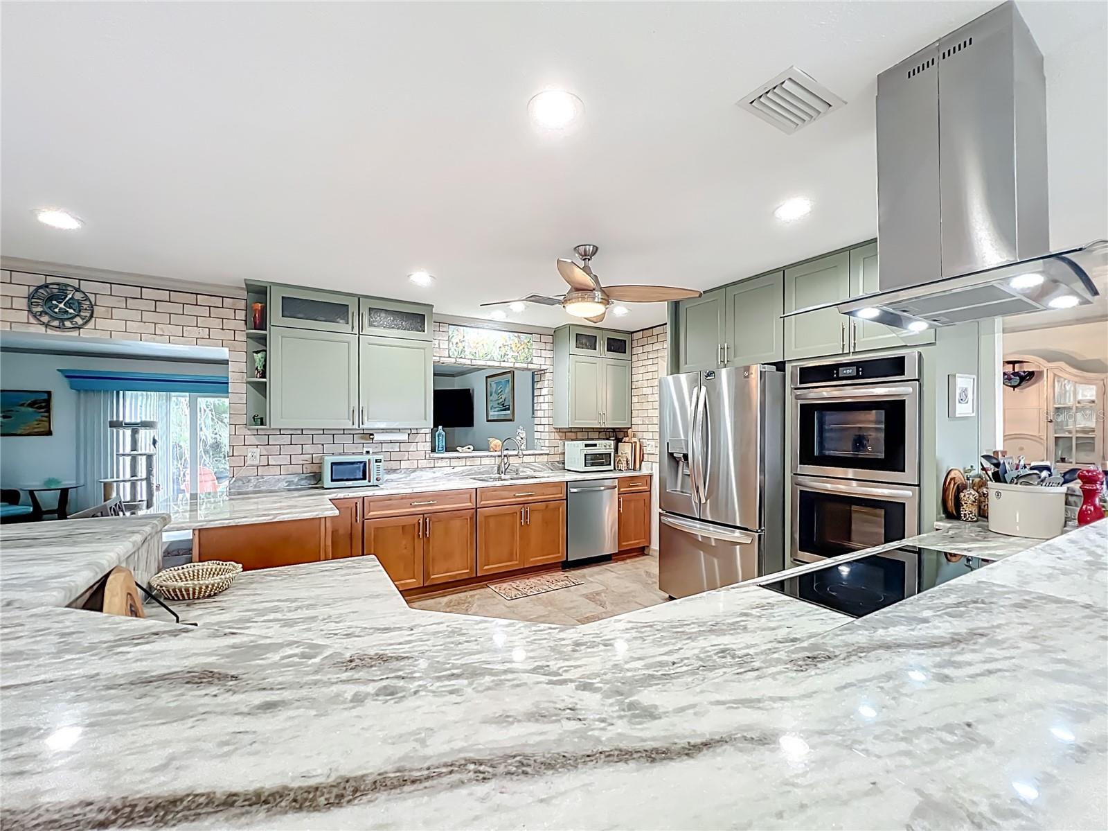 Listing photo id 27 for 2160 Watersedge Drive