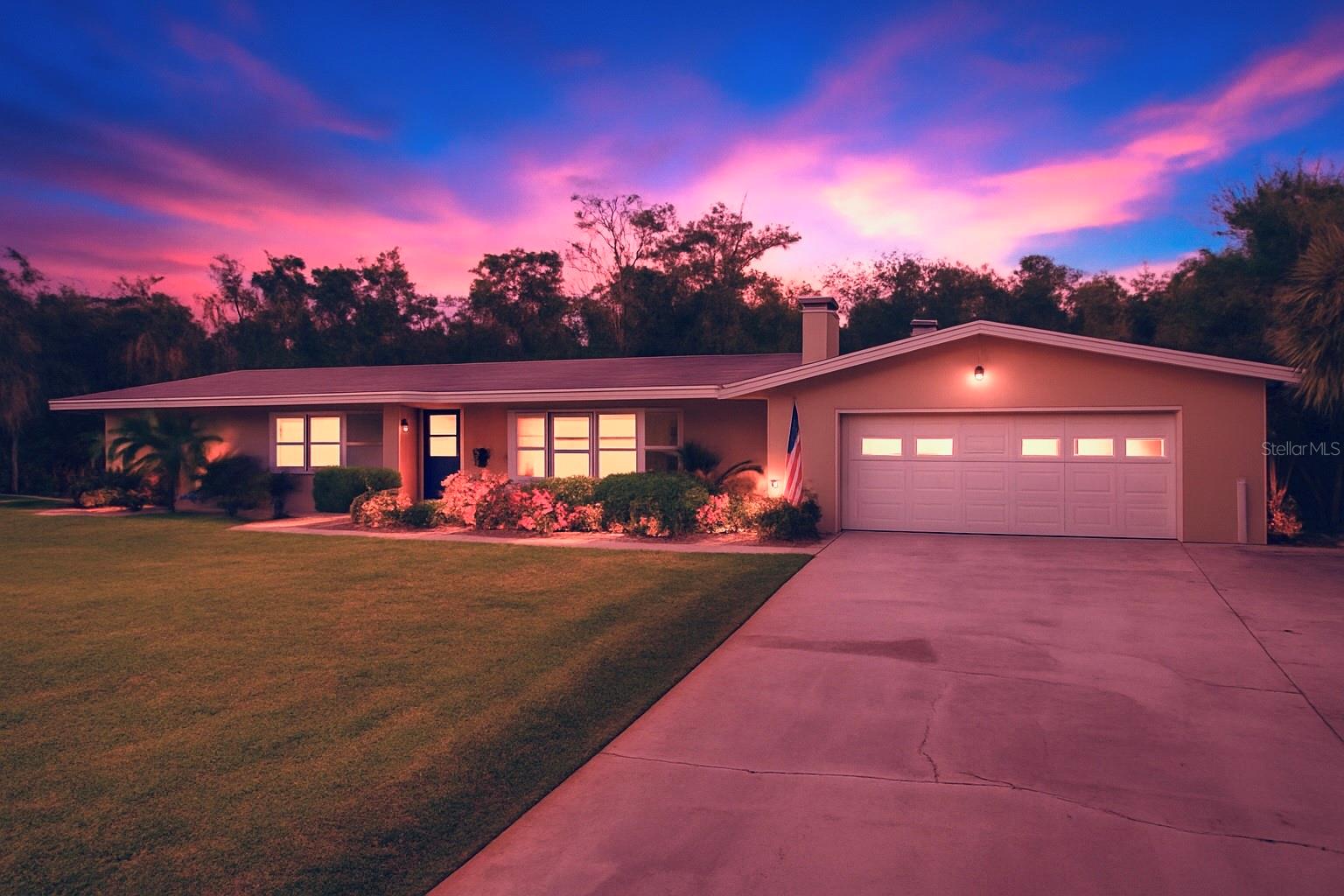 Listing photo id 1 for 2160 Watersedge Drive