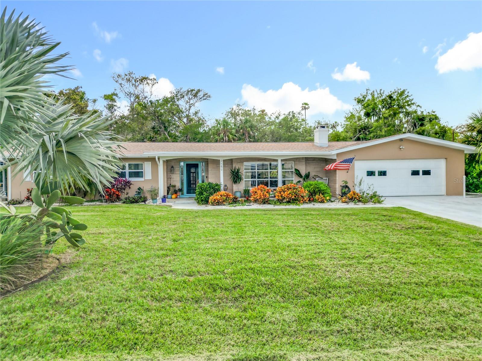 Listing photo id 2 for 2160 Watersedge Drive