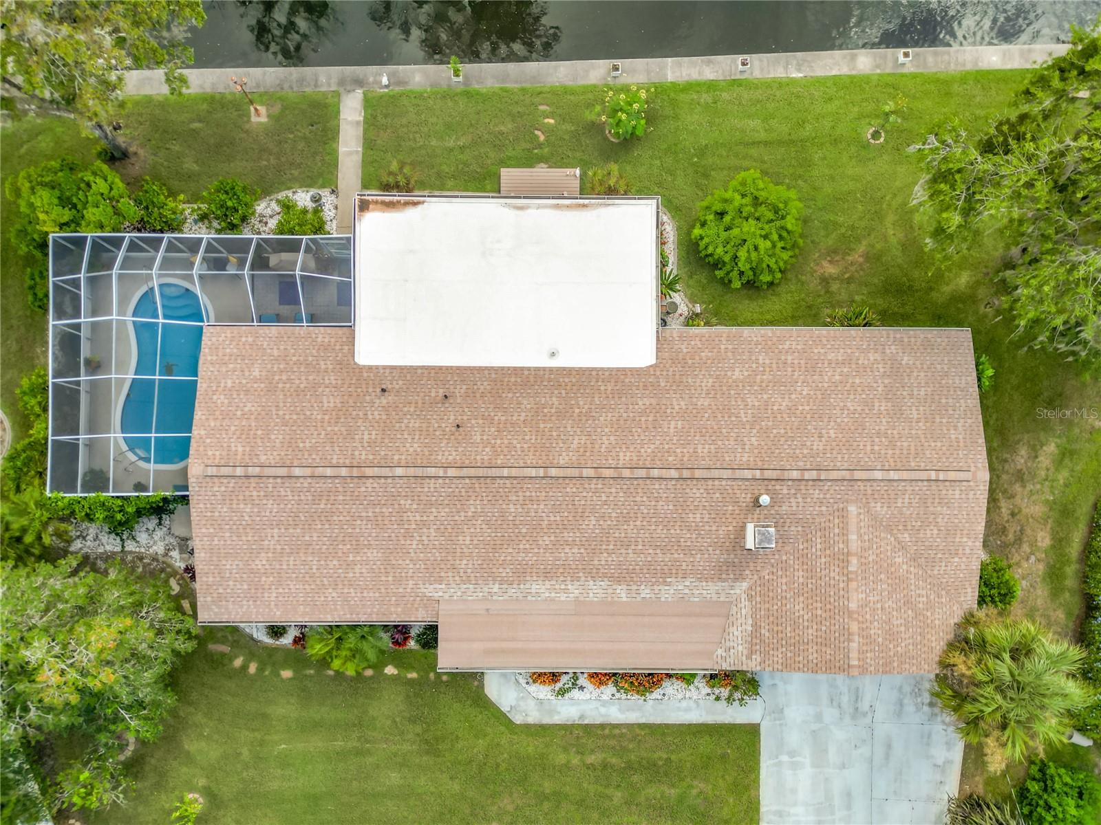 Listing photo id 66 for 2160 Watersedge Drive