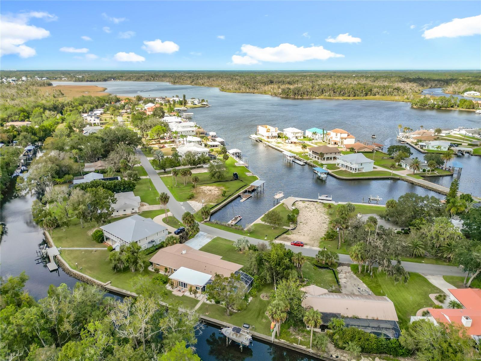 Listing photo id 72 for 2160 Watersedge Drive