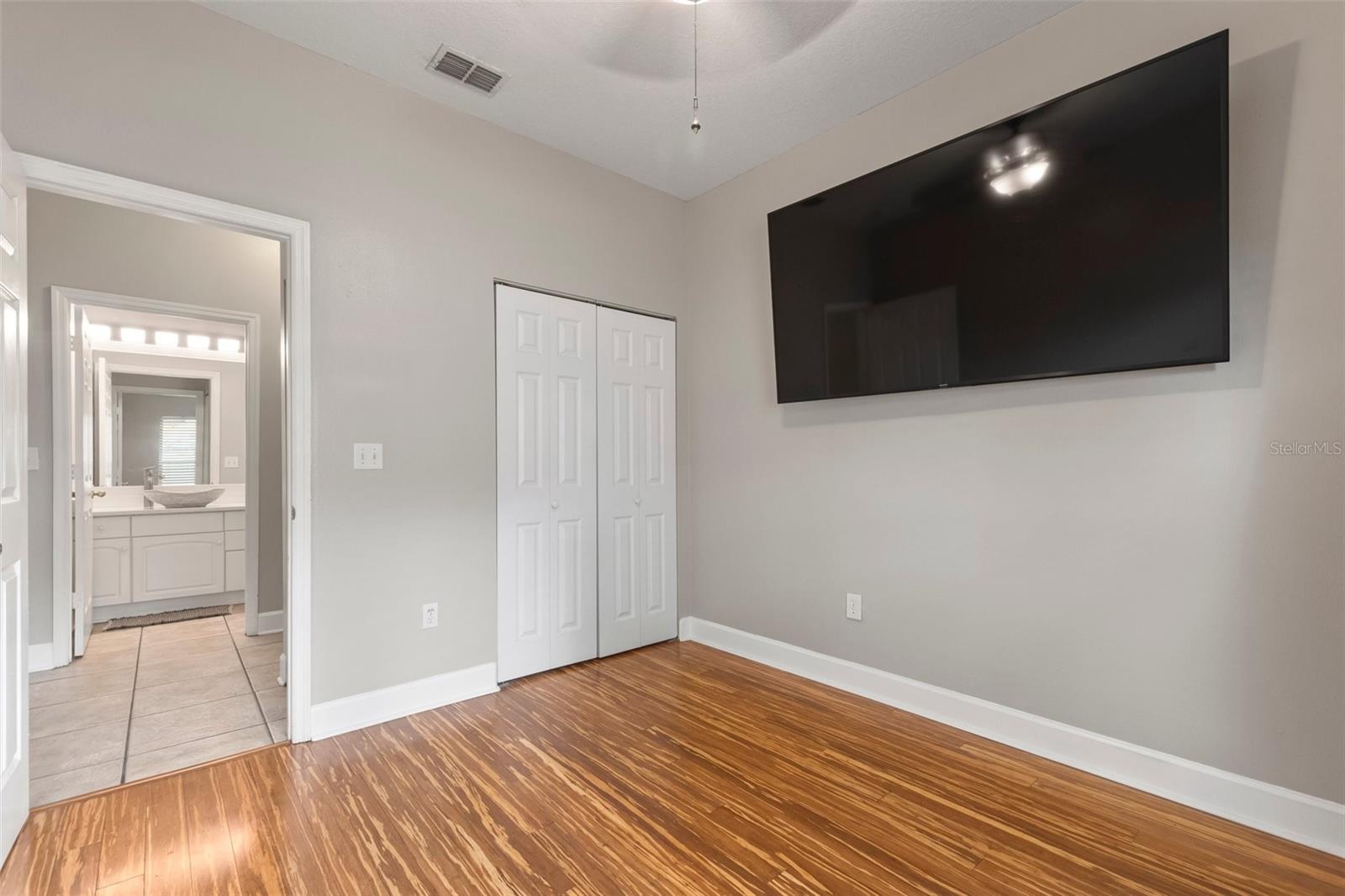 Listing photo id 31 for 3804 Arlington Avenue