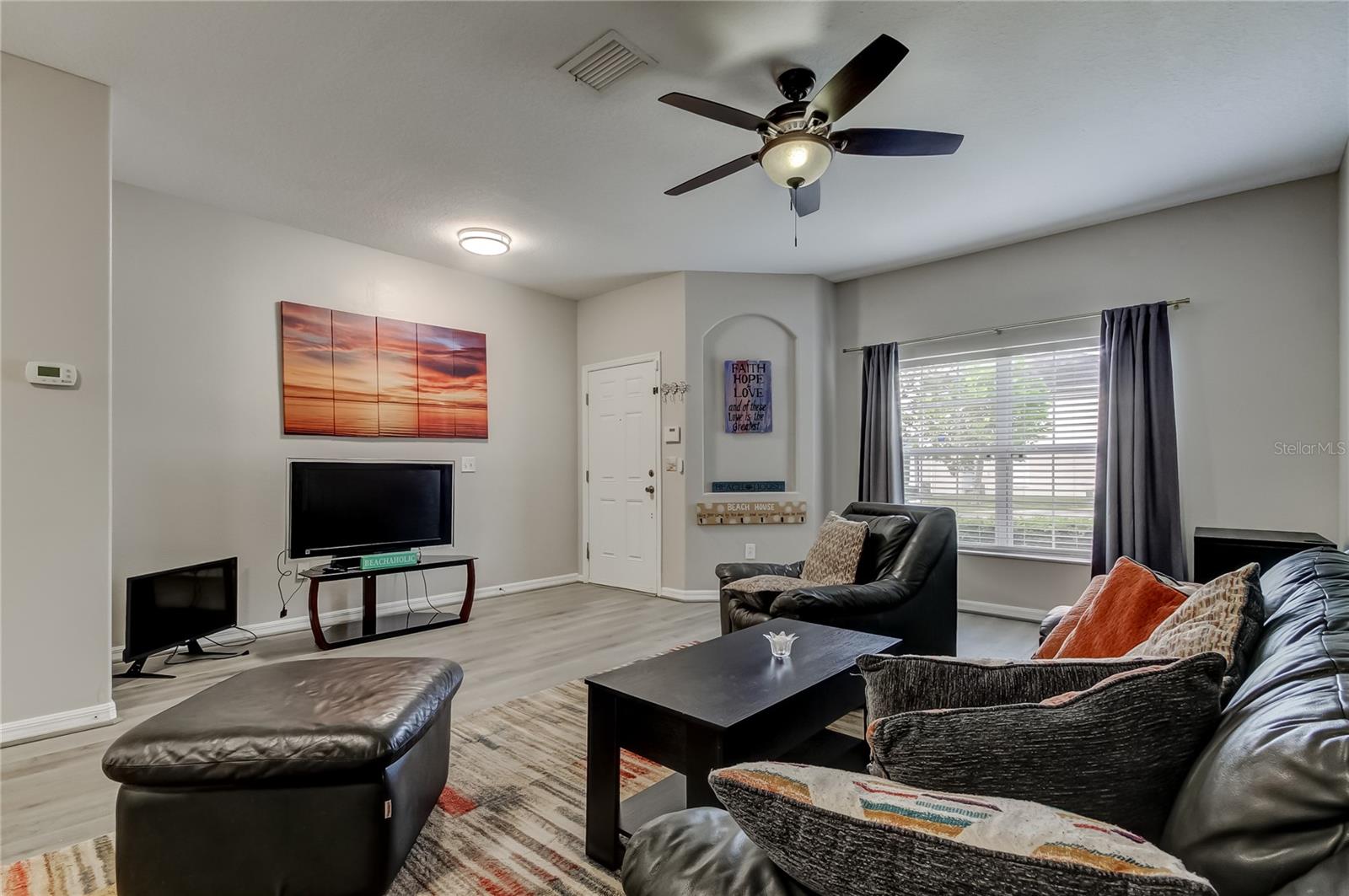 Image 9 of 65 For 1138 Hillhurst Drive