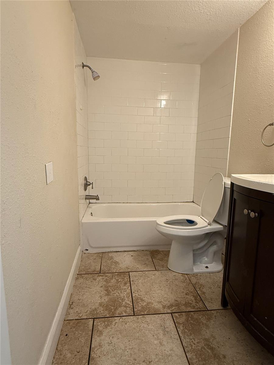 Listing photo id 12 for 4233 Belle Isle Court