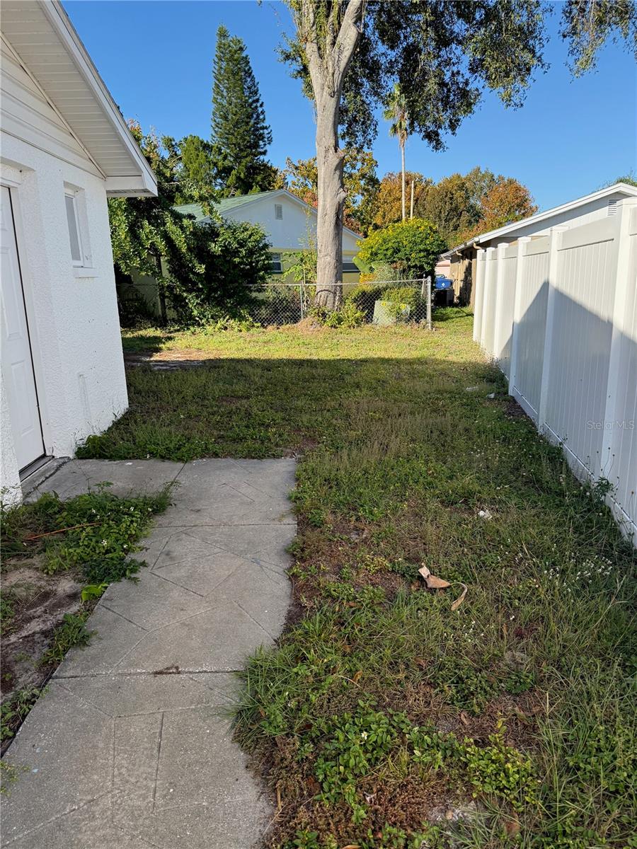 Listing photo id 17 for 4233 Belle Isle Court