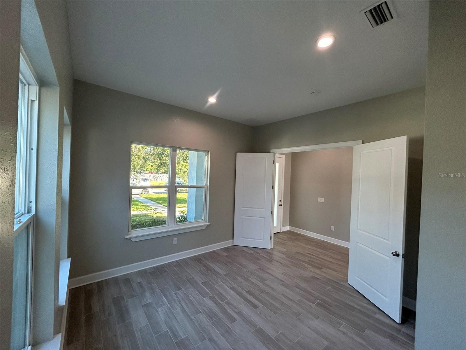 Listing photo id 8 for 862 46th Avenue N