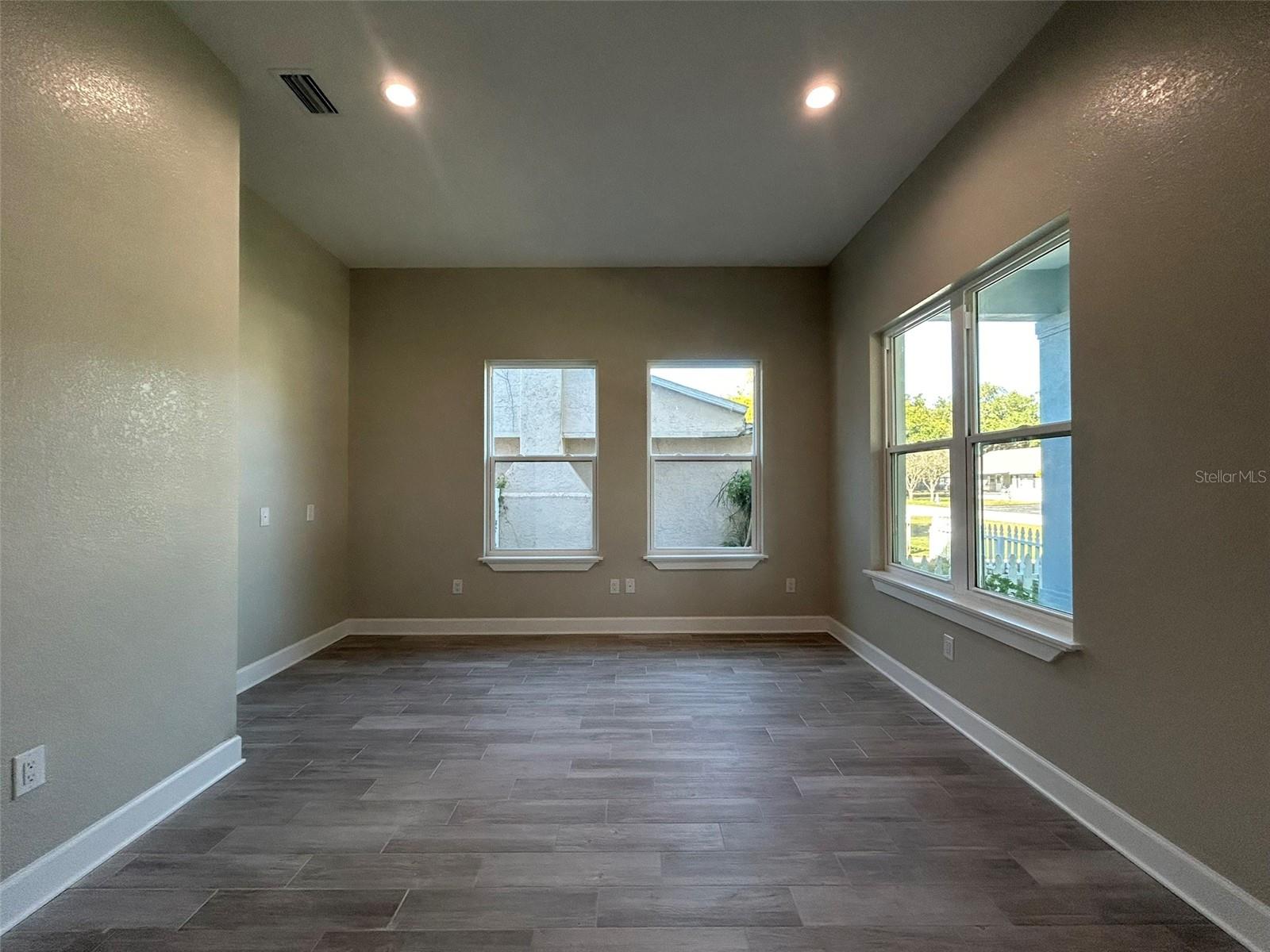 Listing photo id 9 for 862 46th Avenue N