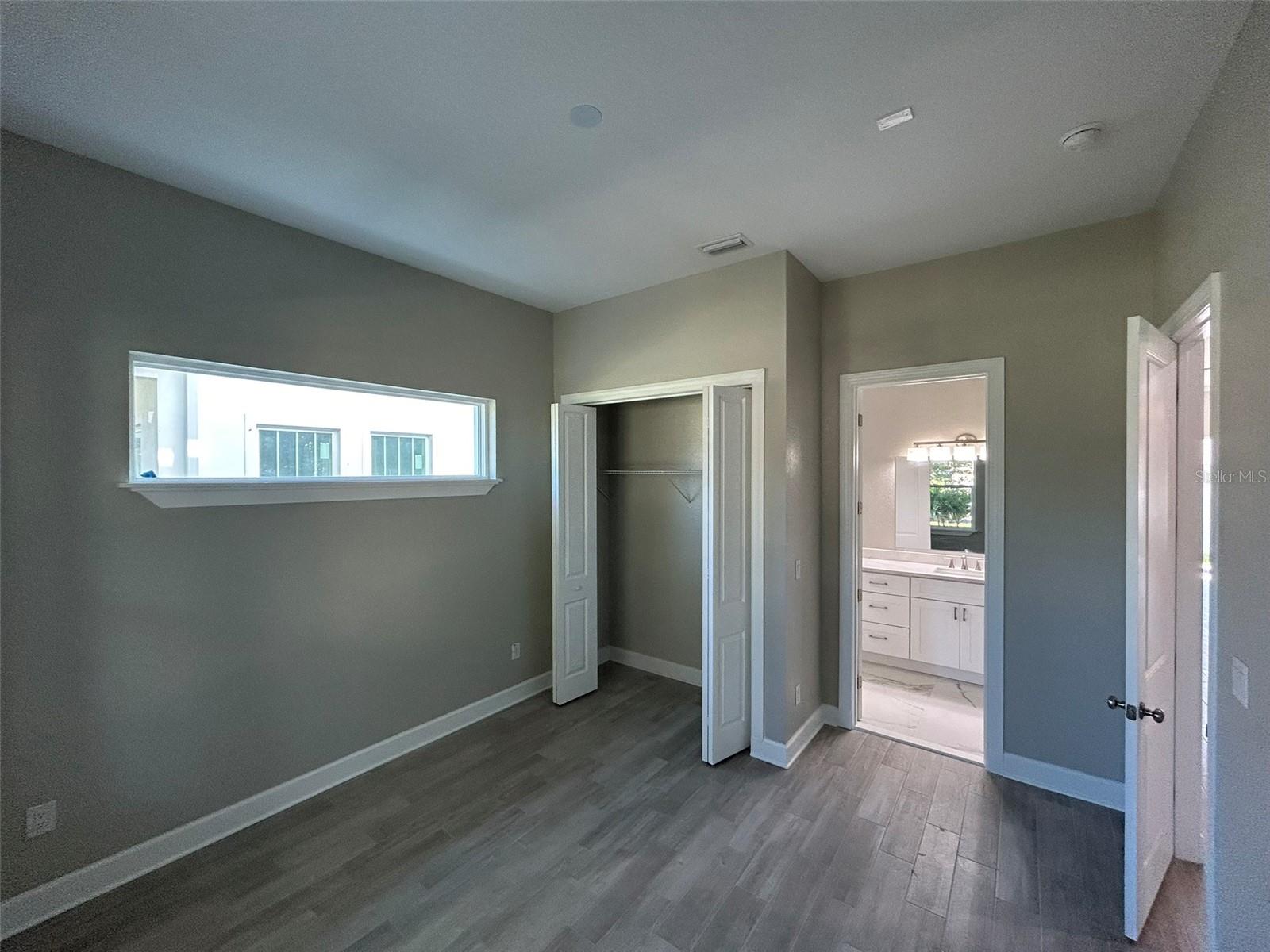 Listing photo id 11 for 862 46th Avenue N