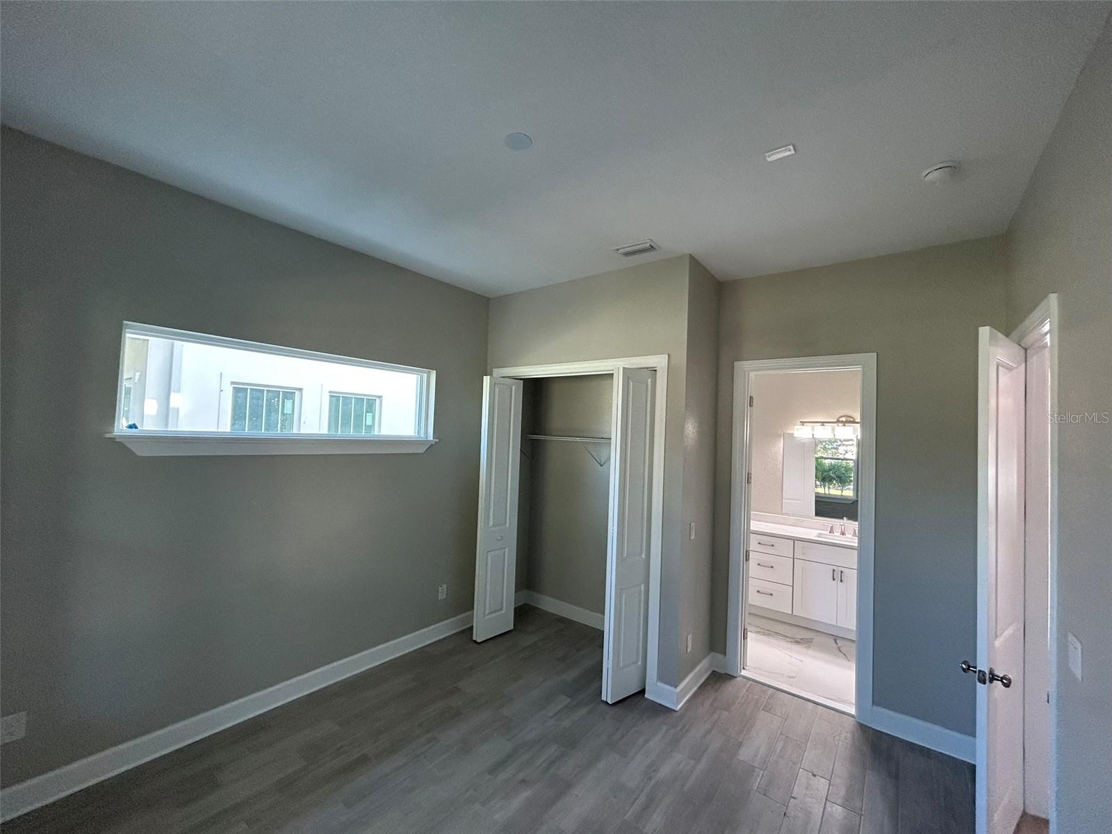 Listing photo id 12 for 862 46th Avenue N