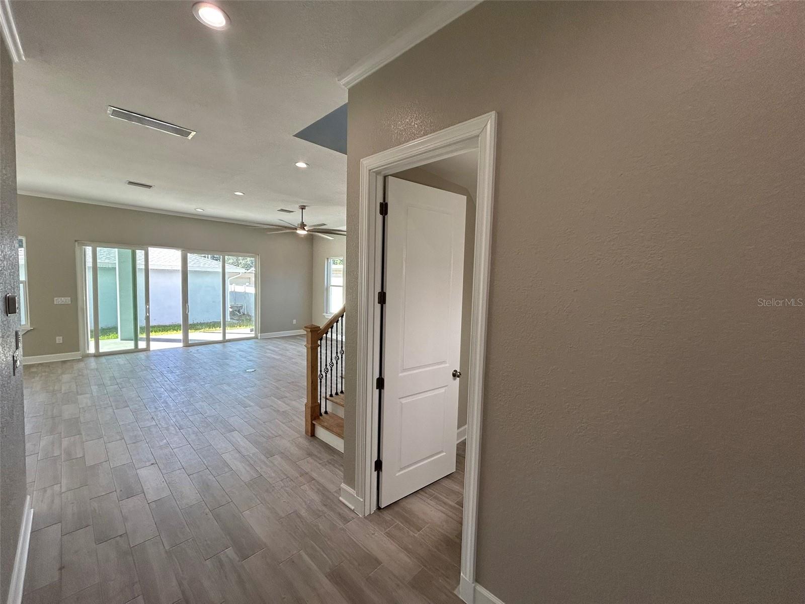 Listing photo id 15 for 862 46th Avenue N