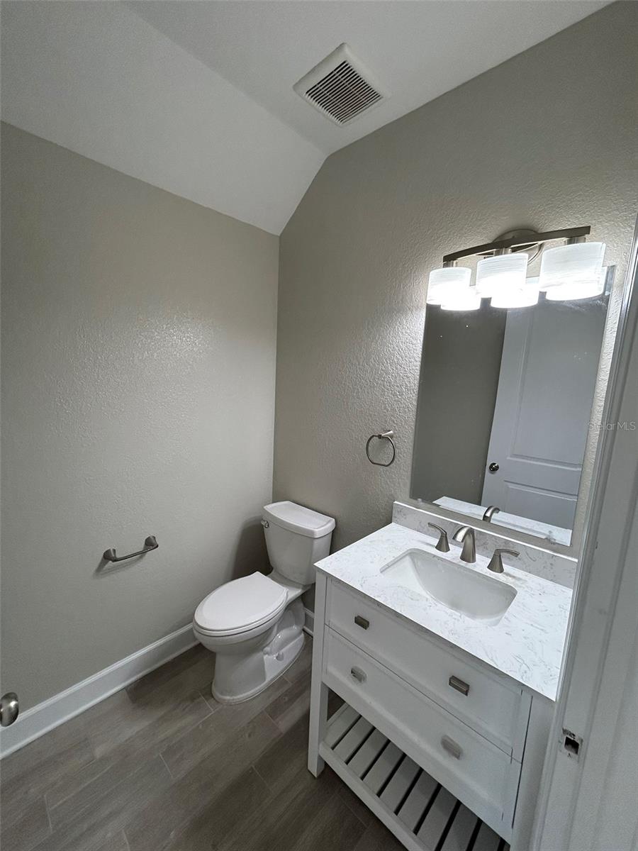 Listing photo id 16 for 862 46th Avenue N