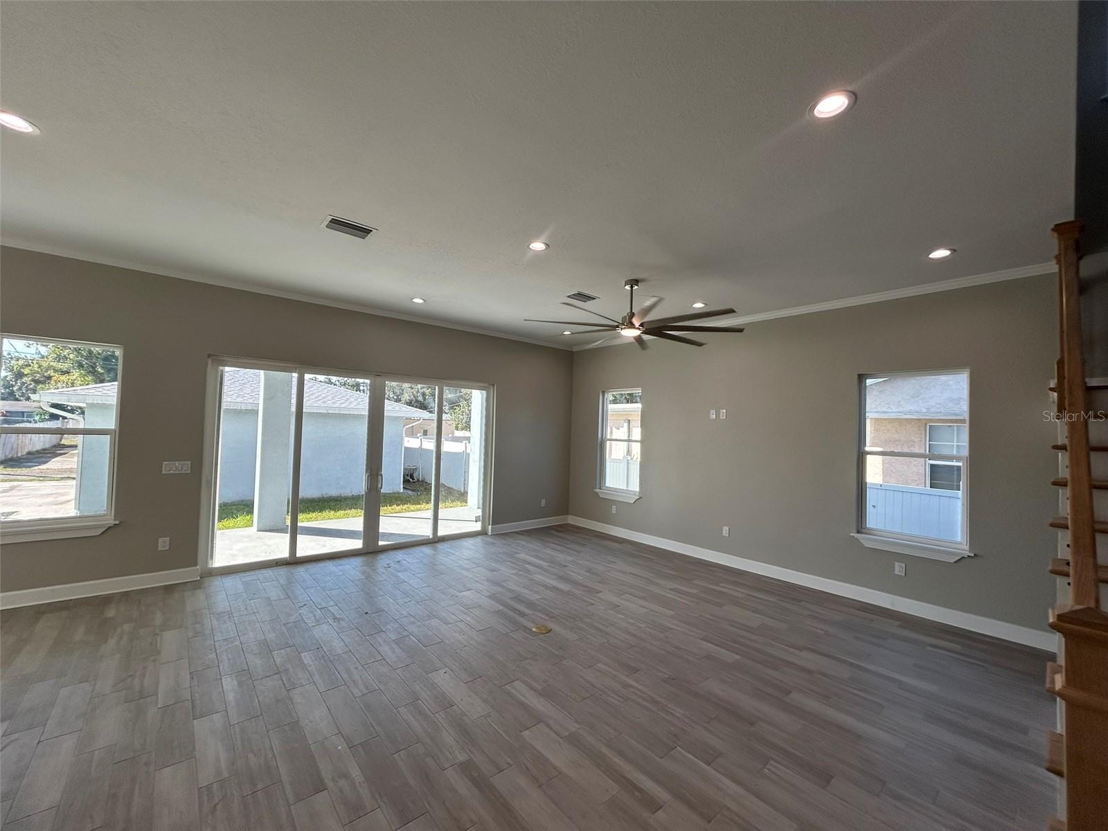 Listing photo id 18 for 862 46th Avenue N