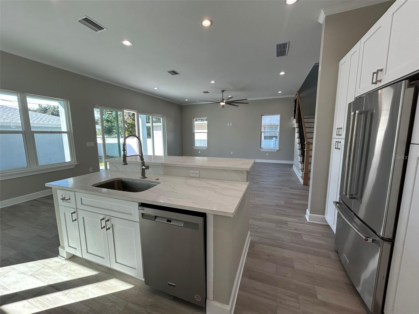 Listing photo id 20 for 862 46th Avenue N