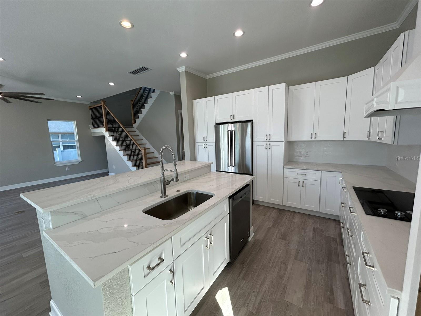 Listing photo id 21 for 862 46th Avenue N