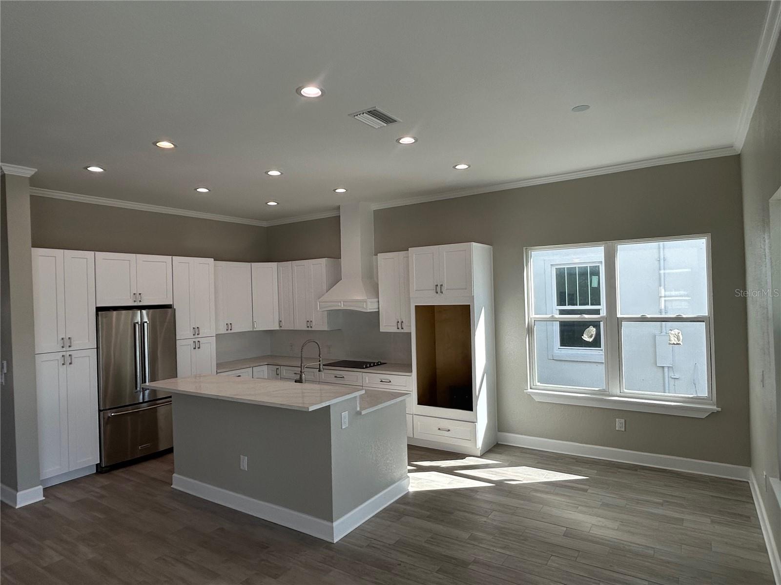 Listing photo id 22 for 862 46th Avenue N