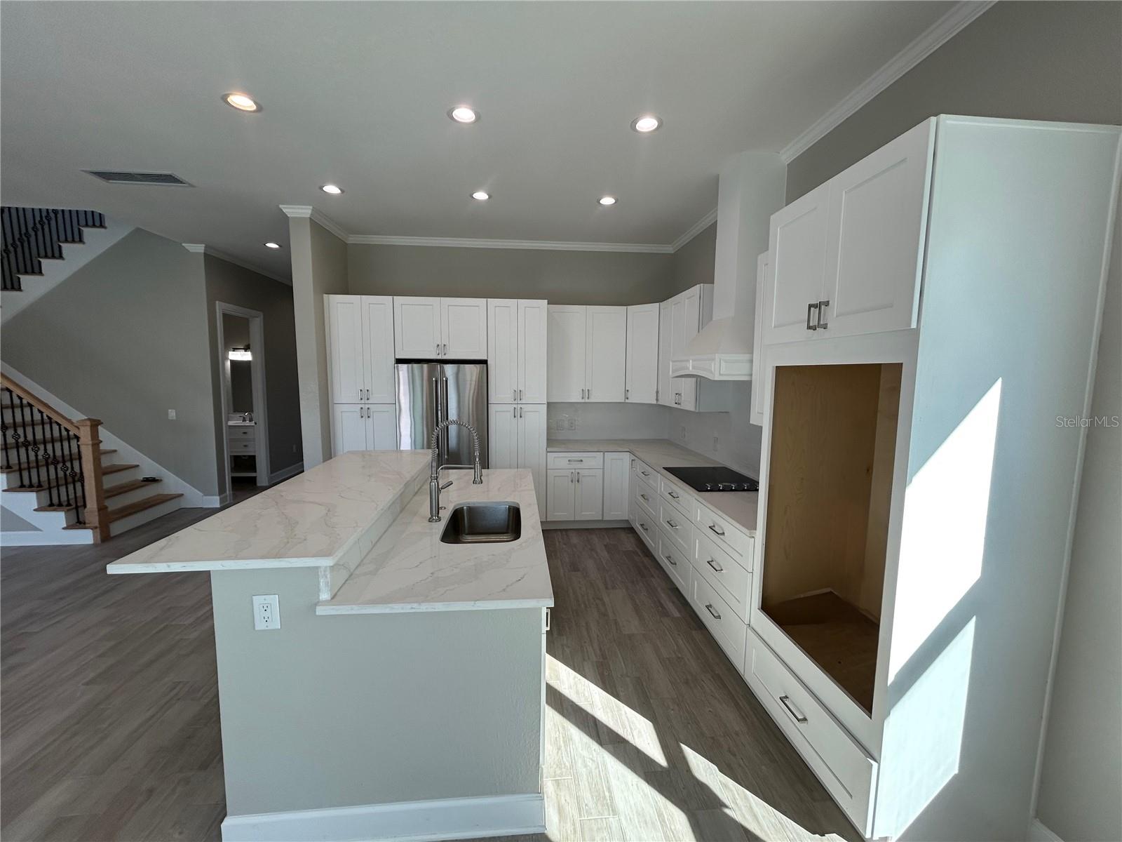 Listing photo id 23 for 862 46th Avenue N