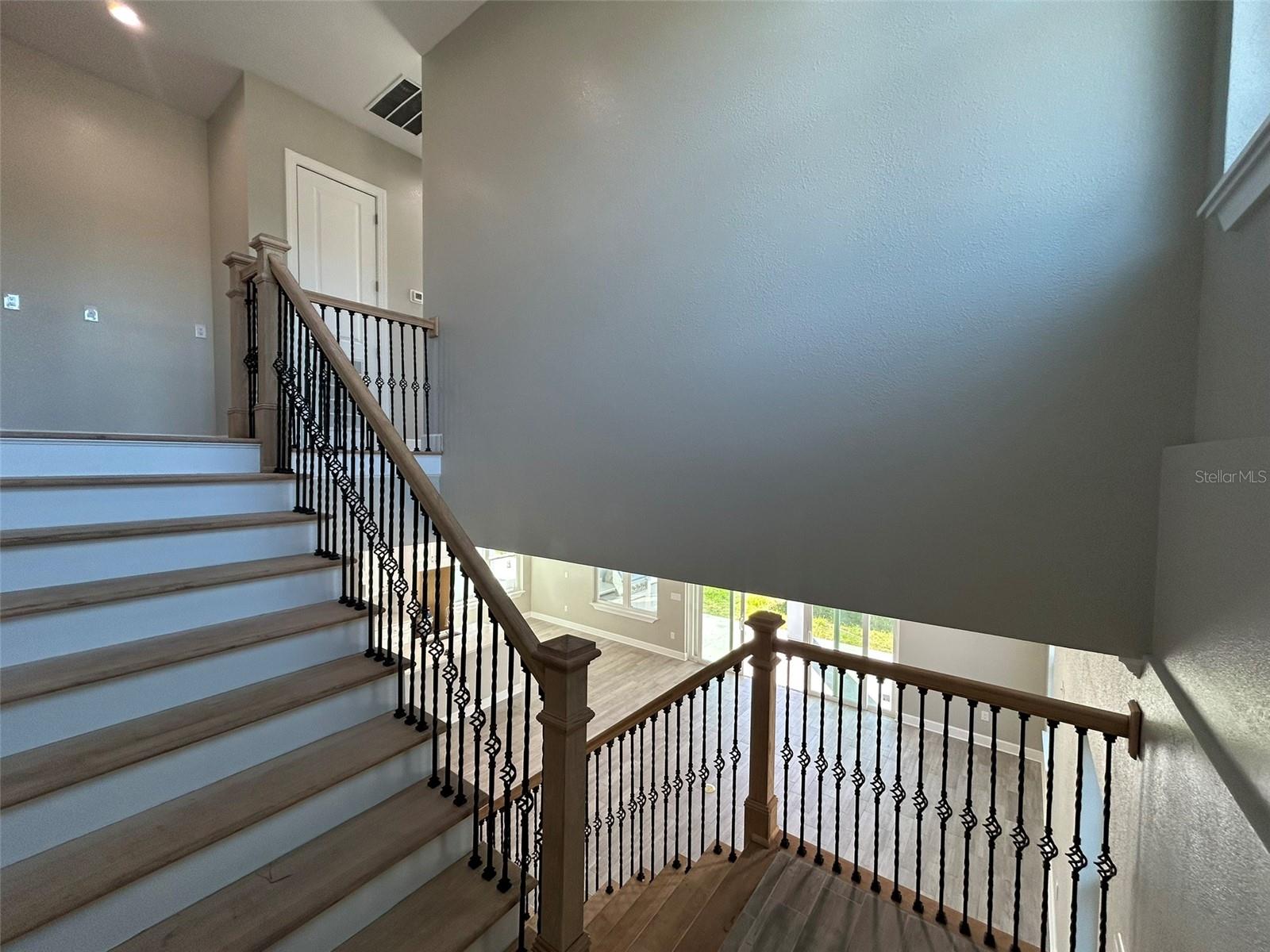 Listing photo id 28 for 862 46th Avenue N