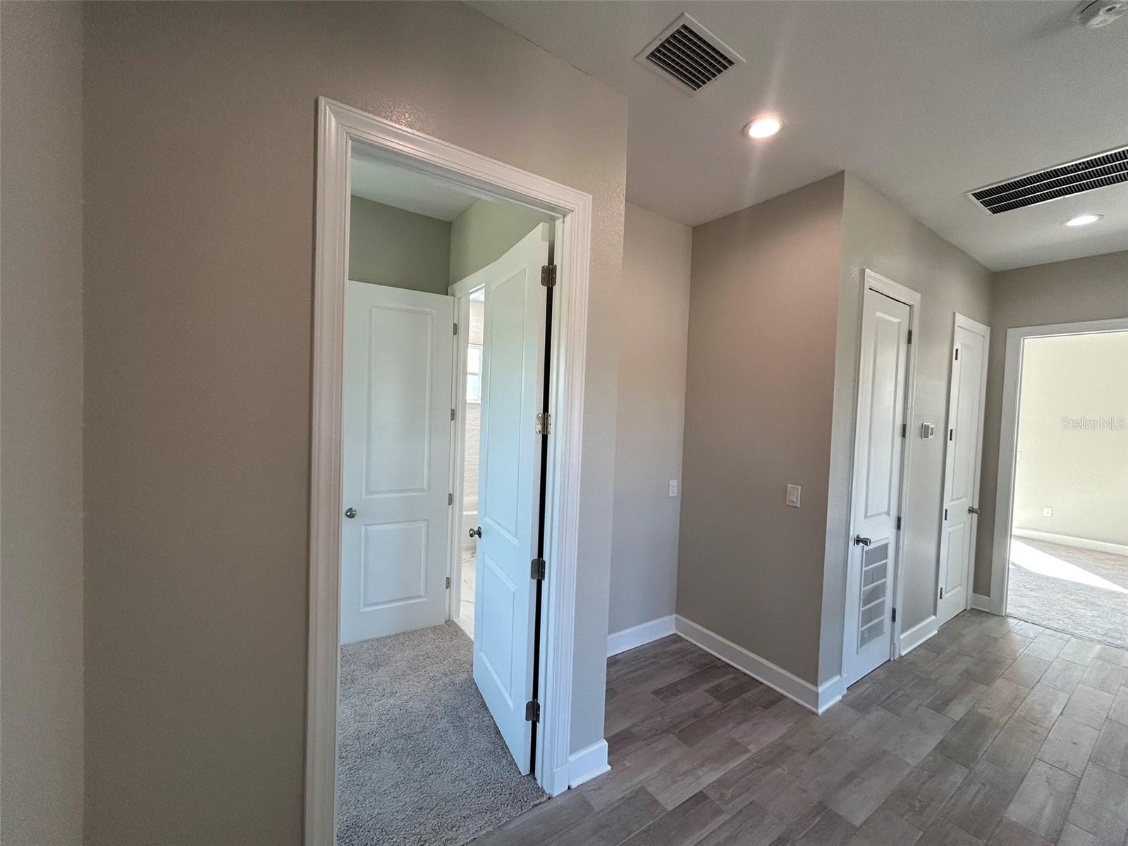 Listing photo id 32 for 862 46th Avenue N