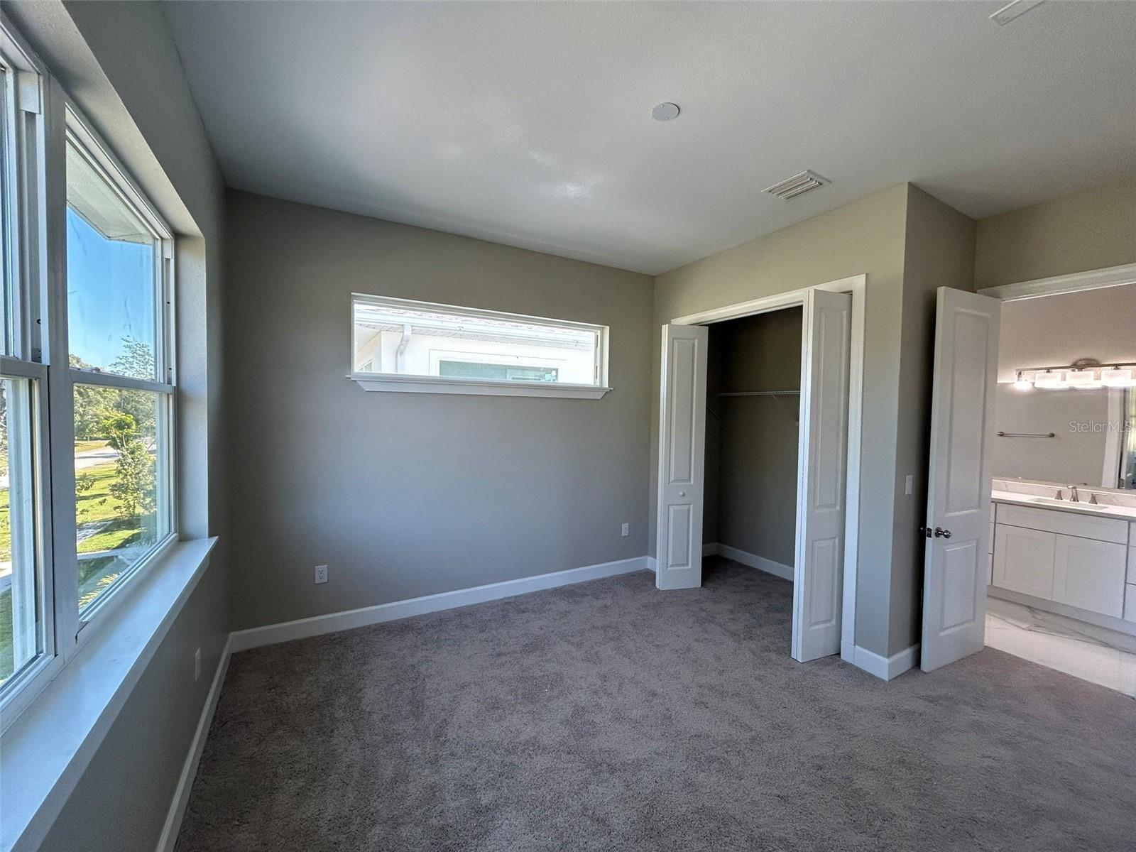 Listing photo id 33 for 862 46th Avenue N