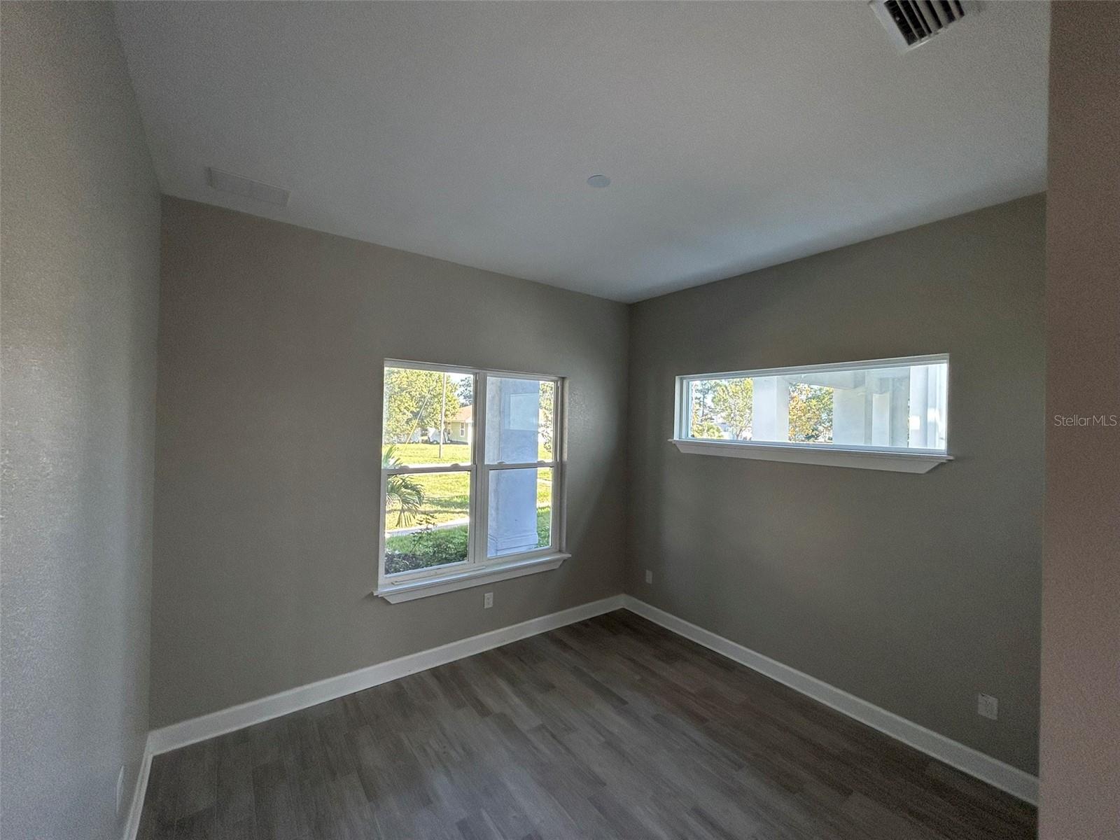 Listing photo id 35 for 862 46th Avenue N