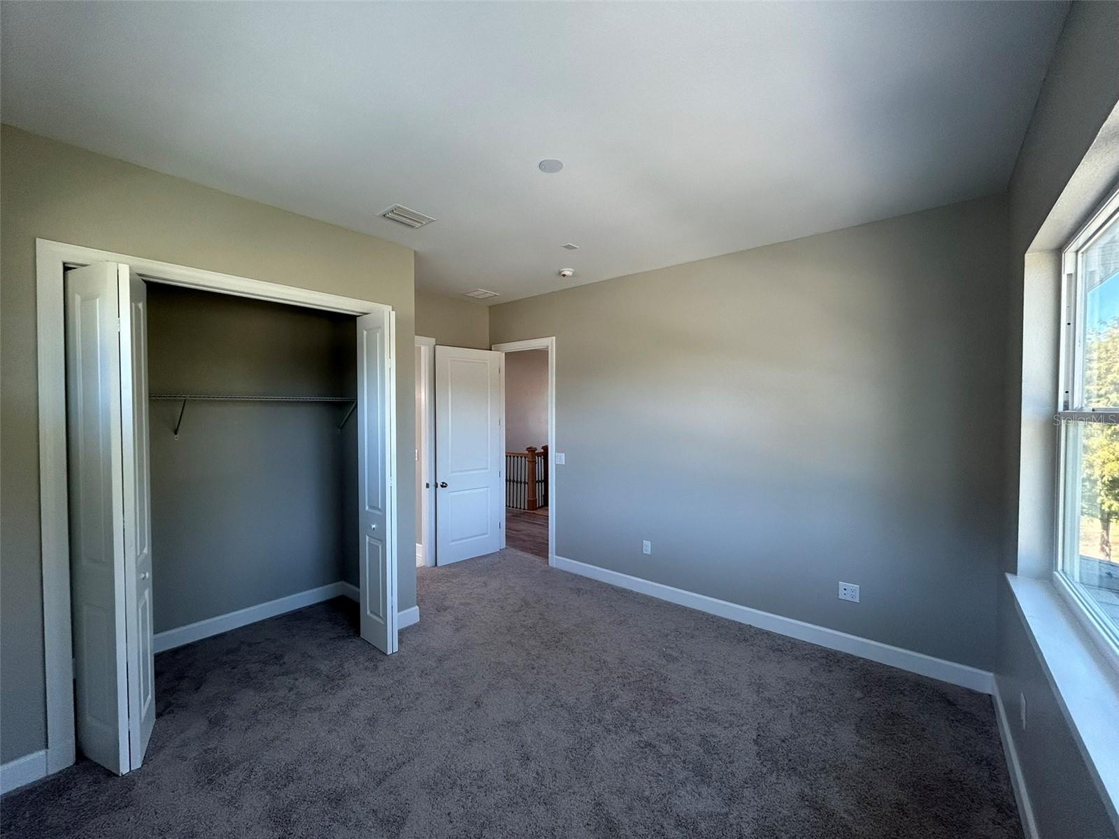 Listing photo id 36 for 862 46th Avenue N