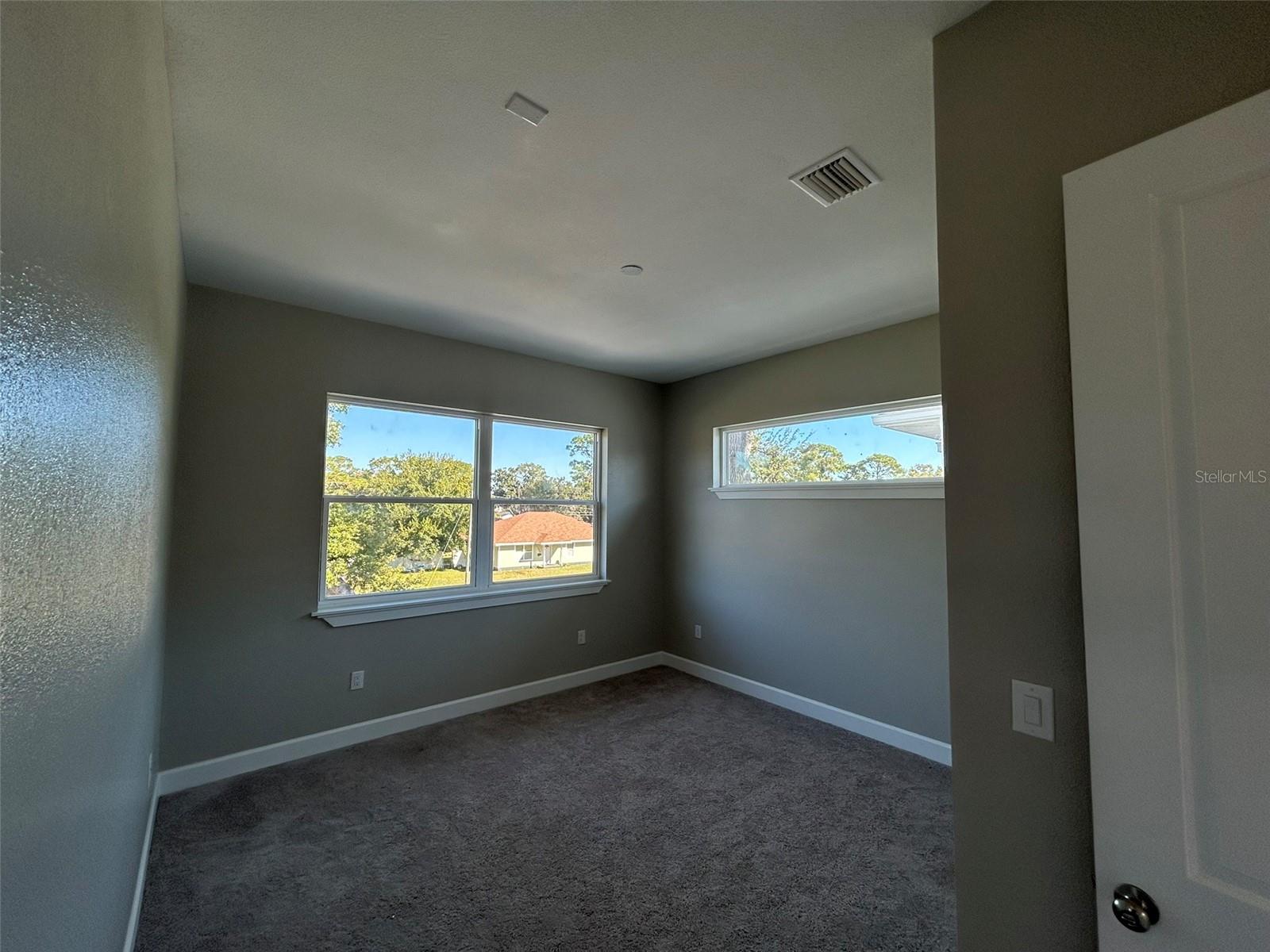 Listing photo id 37 for 862 46th Avenue N