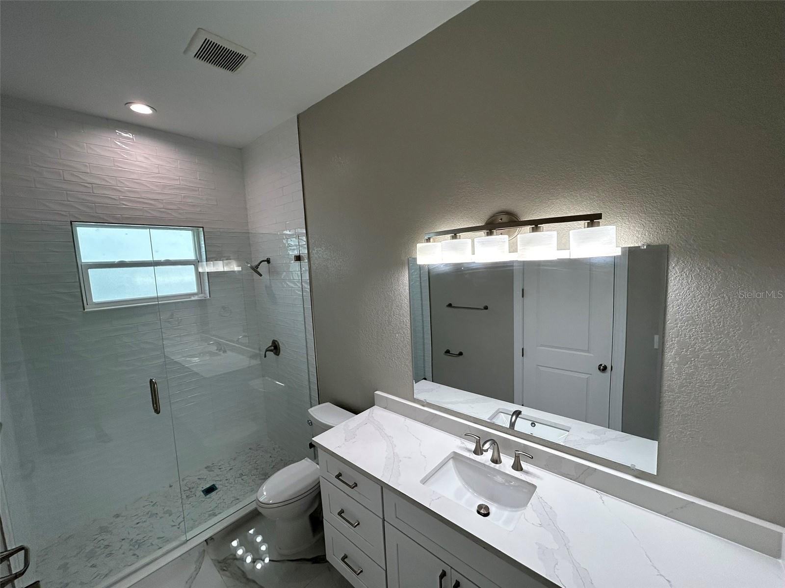 Listing photo id 39 for 862 46th Avenue N