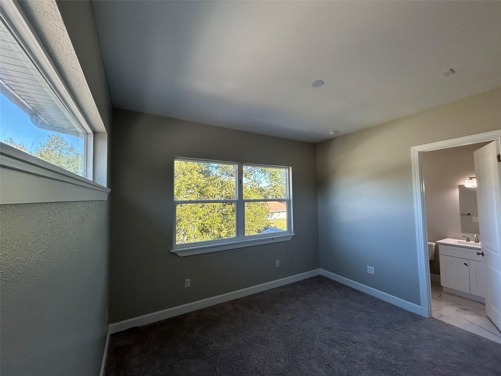 Listing photo id 41 for 862 46th Avenue N